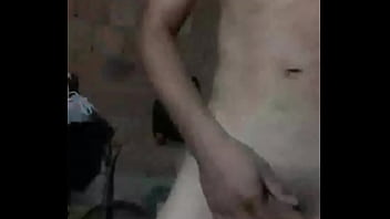 Novinho se depilando &eacute_ batendo punheta ao vivo no cam4