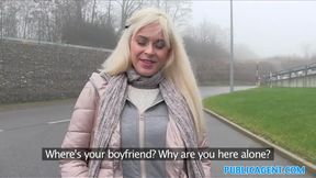 Vacationing Italian babe fucked in car by local
