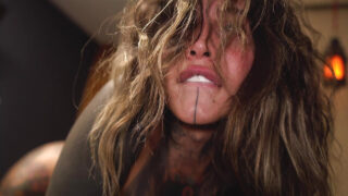 Puta recibe una paliza en un intenso gangbang anal