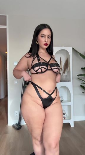 OnlyFans model teases her followers with a sultry dance