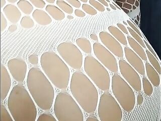 Me espera con un traje de red para cumplir su fantasia