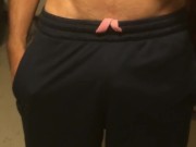 Hombre grabándose mostrando su rico bulto en short