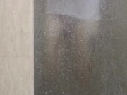 A través del vidrio mis nalgas blancas brillan