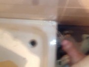 Heimlich in die Dusche gepisst