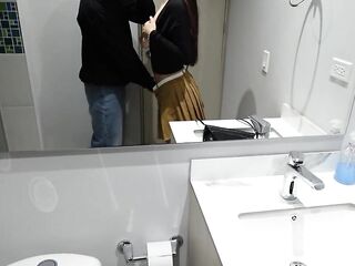 Me cojo una tetona En el baño de la Fiesta. Gemidos ricos.