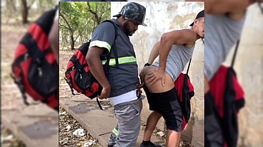 Flagrado de uniforme fodendo outro cara no mato