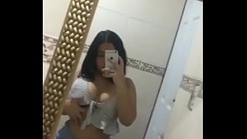 Rica colegiala baila para su novio en el espejo