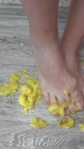 Babe with nice legs, crush a banana with her feet, perfect footjob ending