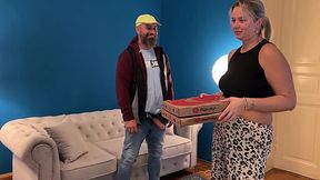Thick and busty milf paid for pizza delivery with her pussy, surprised with guy's sizes