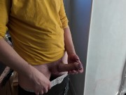 Le constructeur voulait branler sa grosse bite et est venu avec un coup de sperme