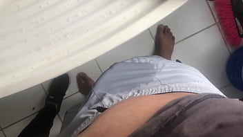 Hetero flexible es deslechado por su primo mientras lava sus ropa interiorporno latino en espa&ntilde_ol