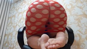 mostrando seu pezinho e rebolando seu bumbumgg de vestido arrastao vermelho