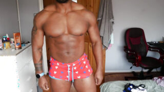 Des beaux mecs noirs amateurs offrent une action anale BBC maison crue.