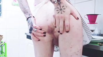 Dona de casa trans enfiando a cenourinha no cuzinho