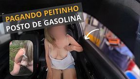 NandaNua exibida mostra peitos e abre as pernas no posto de gasolina deixando o frentista maluco. Flashing my pussy and tits at the gas station