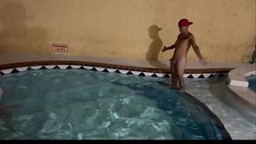 estoy disfrutando de la piscina cuando observo que mi hermanastro mayo se mete a ba&ntilde_arse casi desnudo........le digo no! oye hermanastro que haces?