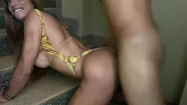 Priscila Araújo metendo com guloso pauzudo na escada do prédio