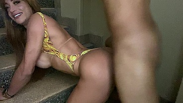 Priscila Araújo metendo com guloso pauzudo na escada do prédio