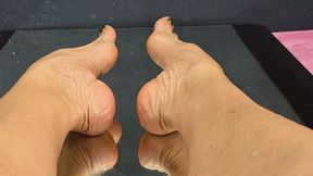 Foot soles in the Mirror 5 by Goddess Milah Barefoot