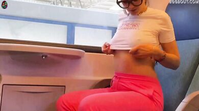 Milf esibizionista succhia cazzo in treno pubblico