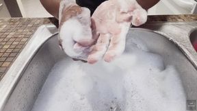 I wash nicely and sensually my hands [2025]