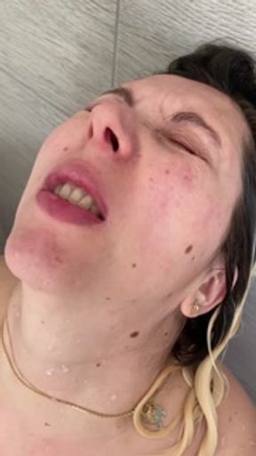 Je jouis à plusieurs reprises sous la douche comme une cochonne