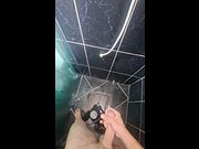 Me estoy bañando y paro a divertirme estoy muy caliente