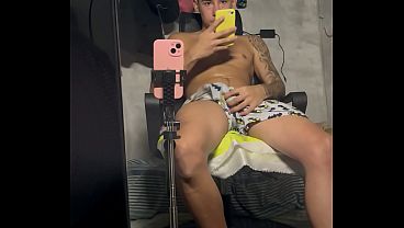 Bati uma punheta me olhando no espelho