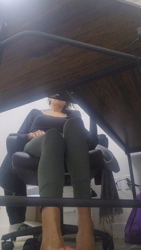 BUSY BEE SERIES ▪︎ Toe wigglin during business hours