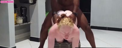 I had sex with a delivery rider and made him fuck me with a lot of sex until he squirted all his sperm on me