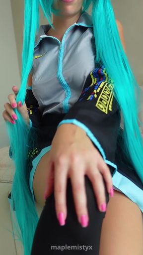 Miku cosplay featuring a curvy solo performer