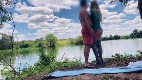 macho dotado 23cm arrombando o cuzinho da safada na beira da lagoa