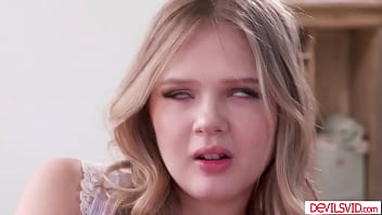 Teen squirting while having interracial threesome with bffs