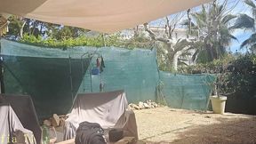 il me baise sur la terrasse