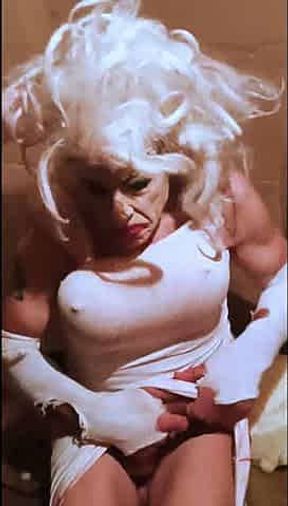 Shemale self sucking!