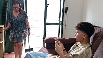 A milf do meu padrasto me colocou pra arrumar a casa e eu comi ela