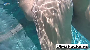 Horny Olivia plays with her pussy underwater