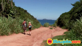 Três pessoas gostosas: Chloe Delaure sendo fodida no cu e chupando pau