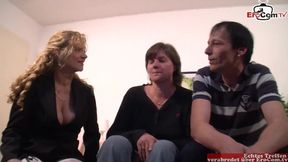 Mollige deutsche Hausfrauen mit Hängetitten bei einem Amateur Dreier Casting