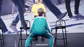 Coreano rebolando em p&uacute_blico sensualizadamente by: Dani