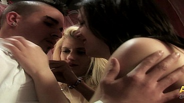 Trío super excitante. Super exciting threesome.
