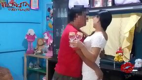 mi tio llego con una botella de vino , y me embarra mi cara con su leche