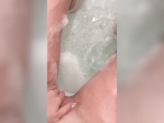 Рассматриваю близко свою киску в ванной