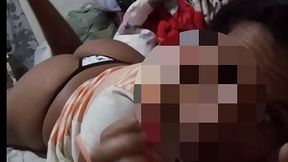 Mulher bate uma punheta pro motorista do uber