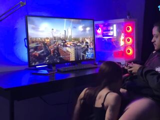 Mulher tem certeza que é melhor que o video game e ela prova