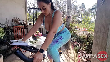 Morena da Bunda GG ficou com tes&atilde_o na bike de spinning e pediu pra foder o cu e encher a buceta de porra - Regina Rizzi - MarquesXXX