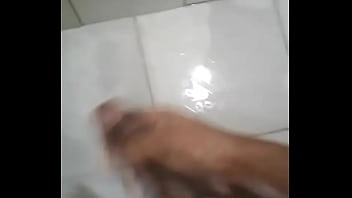 Me masturbando no banheiro