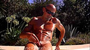 je m'_astique le manche au bord de la piscine Branlette au bord de la piscine vid&eacute_o compl&egrave_te non flout&eacute_e