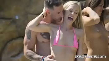 Sicilia, doesn&rsquo_t remove her bikini to fuck at the pool party
