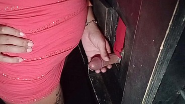 Casada no grory hole chupou micro penis pensou em desistir quando aparece um pau enorme no buraco